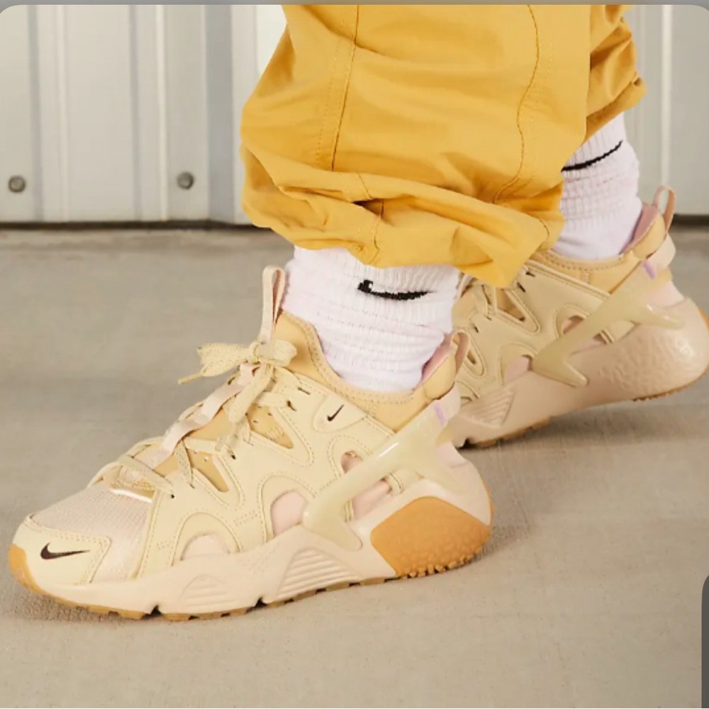 New with tags 2023 Air Huarache Craft 'Sanddrift/earth-team gold” womens 7.5